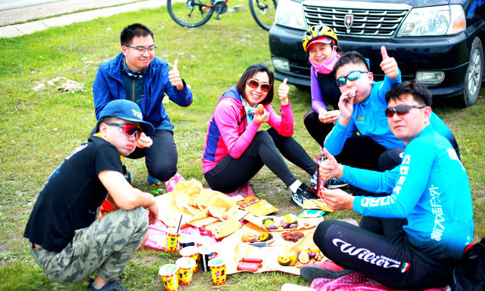 草地聚餐-青海湖