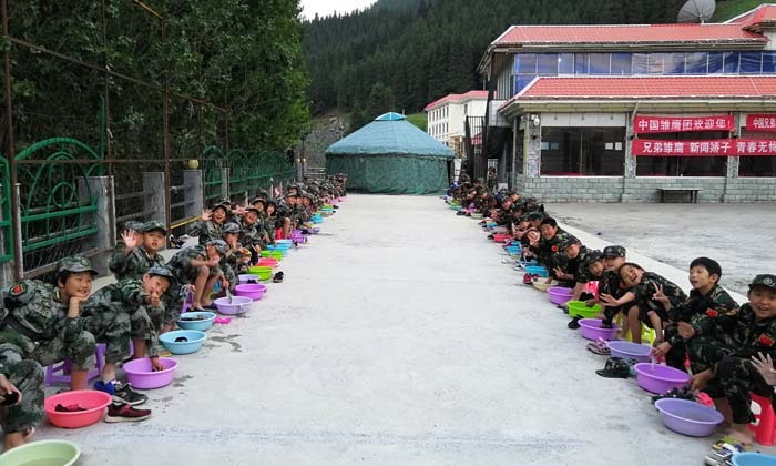 学员自己刷鞋洗袜子