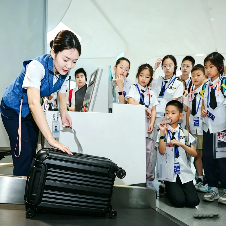1日杭州机场航空科普营|塔台全景跑道+航空管制模拟角色演+民航出行流程教学
