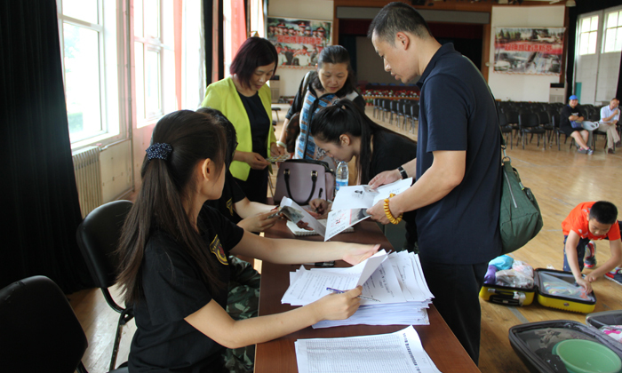 老师正在忙着翻阅资料