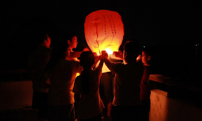 孩子們在放孔明燈