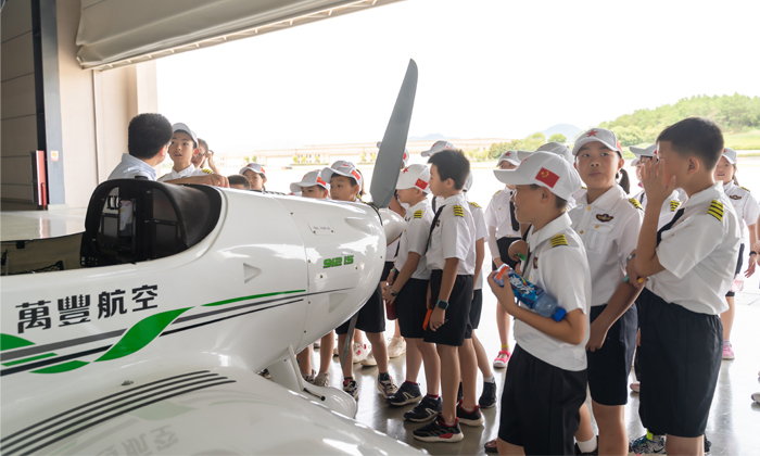 近距离接触飞机