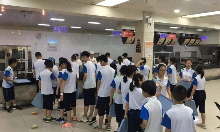 有秩序的排队取餐