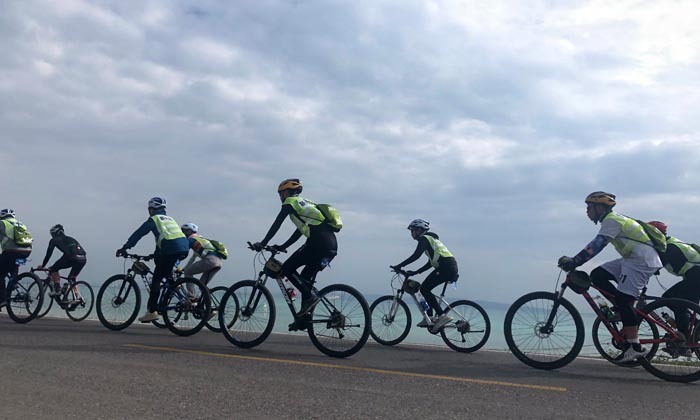 骑行谈笑，体验乐趣