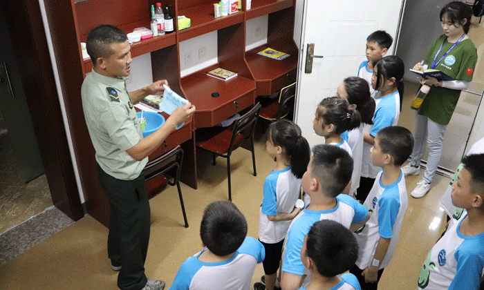 教官教大家打掃衛(wèi)生