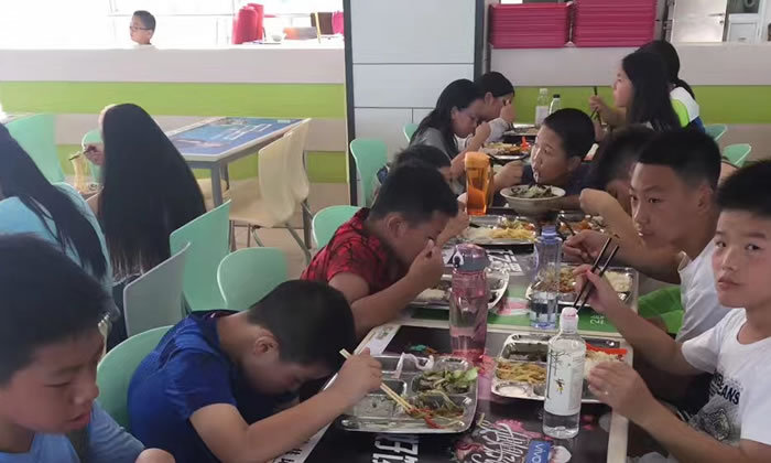 孩子和教官在一起吃饭