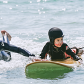 【青岛独立】5天浪尖逐风夏令营|海上冲浪+驾驶帆船+海洋科考探索+精灵表演