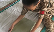 在宿舍叠被子