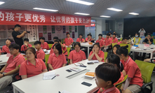 认真听教官讲话的孩子们