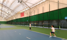 练习打网球