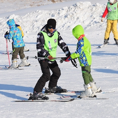 “冰雪壹季”滑雪私教冬令营