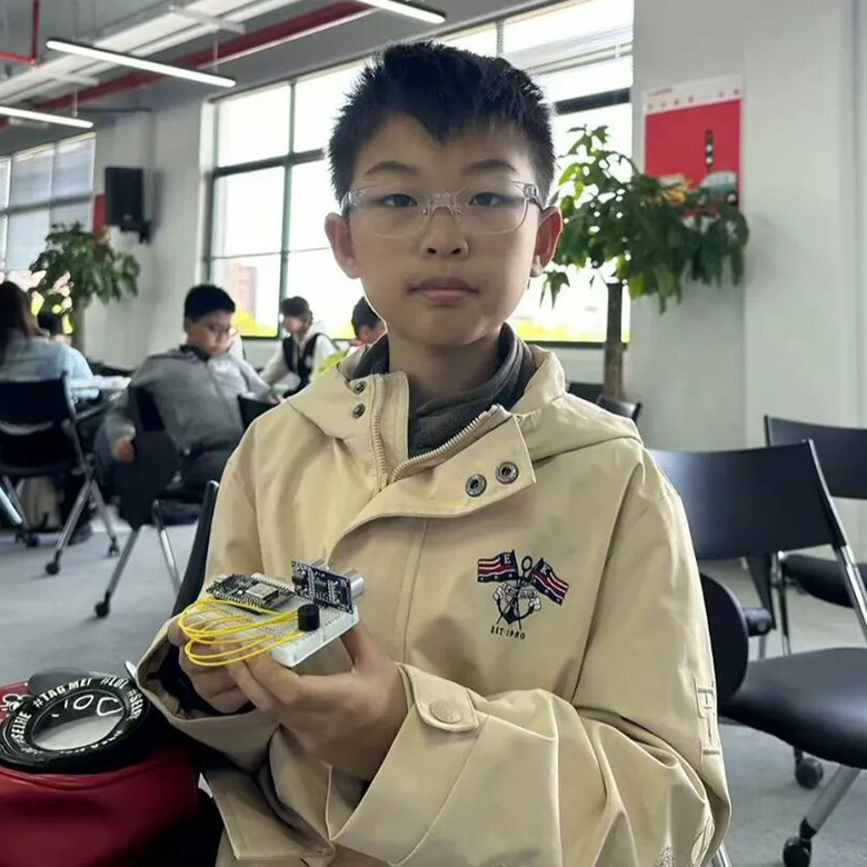 1日传感器工程营|探索超声波雷达+制作光敏火把灯+传感器技术科普