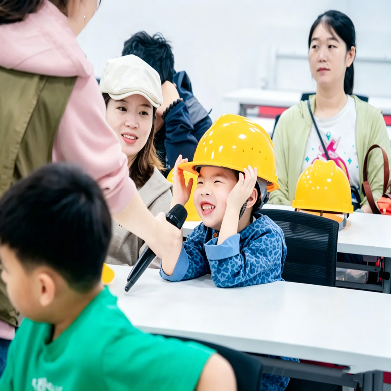 半日吉利汽车未来AI人工智能设计师研学营|趣味课堂+汽车工厂+实操四足机器狗